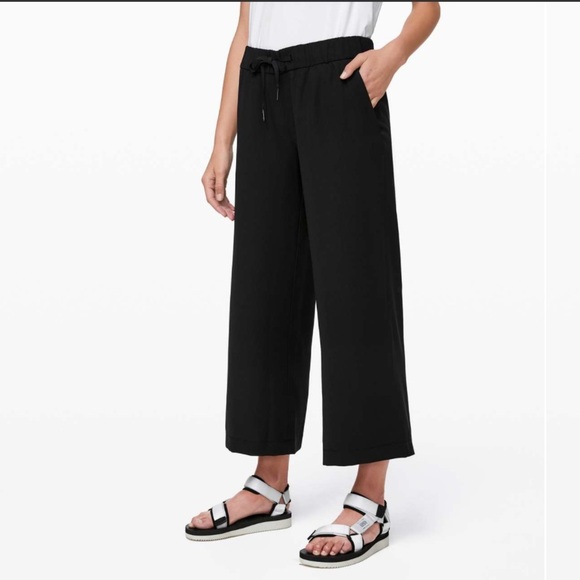 Lululemon On the Fly Wide-Leg 7/8 Pant *Woven Black - Picture 3 of 8